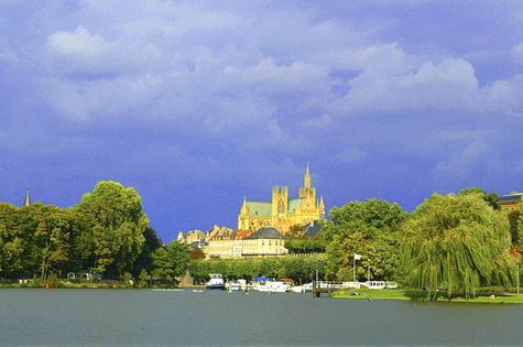 Photo 3 plan d'eau et cathédrale de Metz