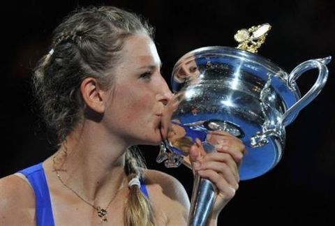 http://img.over-blog.com/480x324/2/93/73/81/Images-8/afp-paul-crock-la-belarusse-victoria-azarenka-embrasse-le-t.jpg