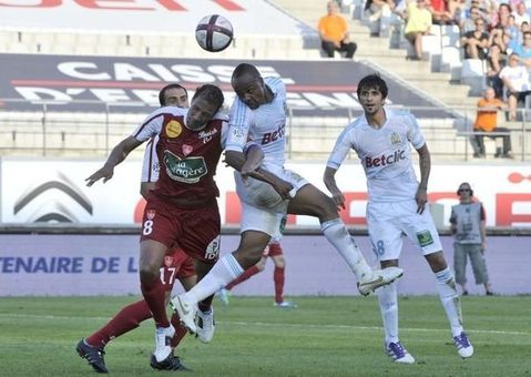192389_le-ghaneen-de-marseille-andre-ayew-devance-le-defens.jpg
