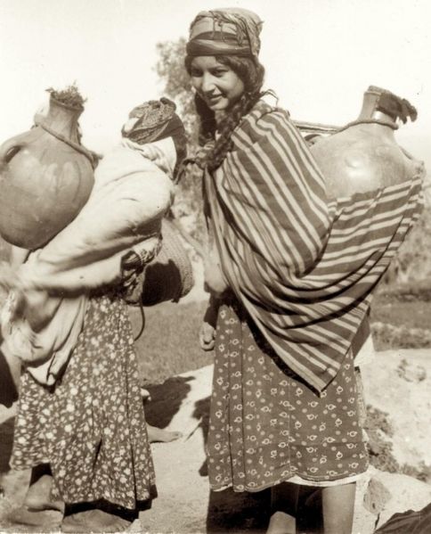 Porteuses-d-eau-au-bord-de-l-oued-Khemis.jpg