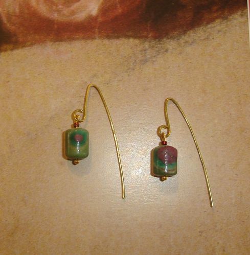 Lithotherapie-boucles-d-oreilles-rubis-sur-zoisite.JPG