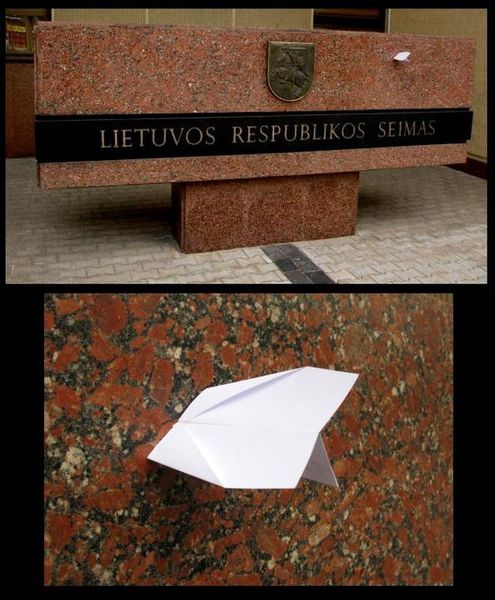 22_paper-airplanes-attackparlament.jpg