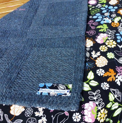 Couverture tricotée bleue détails 2