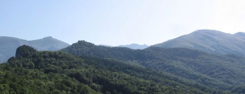 Vue depuis Calamès avec la Roche Ronde et le Sommet du Mont saurat