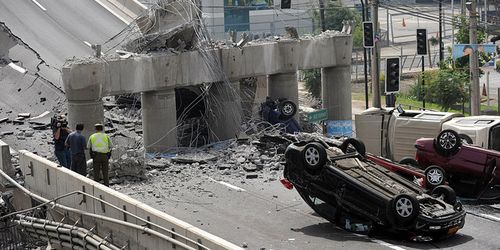 Santiago-27.02.10---320-km-epicentre-AFP-M.Bernetti.jpg