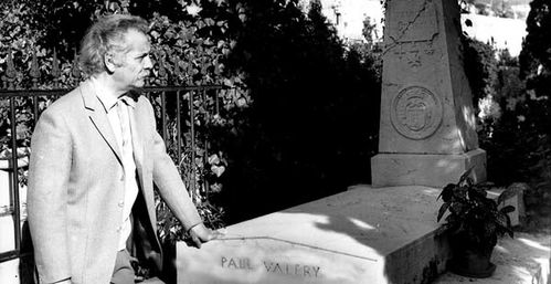 Sete---Brassens-sur-la-tombe-de-Paul-Valery.jpg