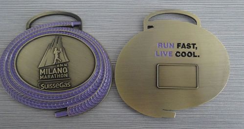 Suissegas Milano Marathon 2014 (14^ ed.). Le nuove medaglie e il lancio del concorso per realizzare un Trofeo 'sostenibile' destinato ai vincitori