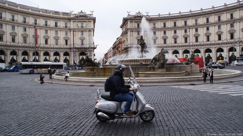 Rome, place de la République scooter.JPG