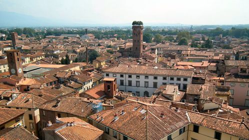 LUCCA-VUE-D4EN-HAUT.JPG