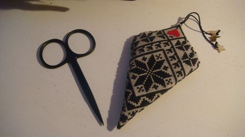 NOIR ETUI ET CISEAUX