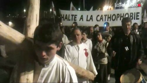 MANIFESTATION-DE-CIVITAS-CONTRE-LA-PIECE-GOLGOTA-PICNIC-DE-.jpg