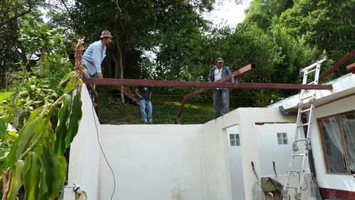 Construction du toit du séchoir