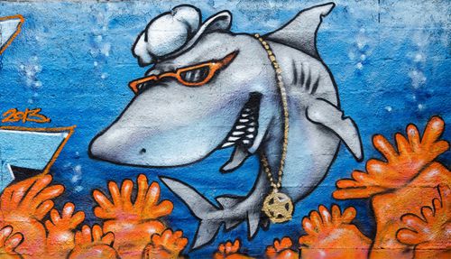 Fresque graffiti requins