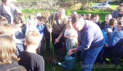 bernard-morel-et-yves-blessemaille-sont-venus-planter-un-ar