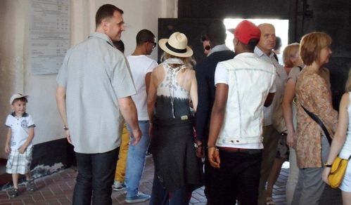 20120804-pictures-madonna-out-and-about-kiev-11