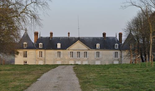 Bardouville chateau corset rouge face