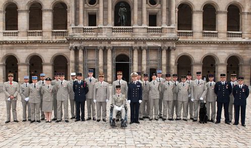 photo-9-les-23-decores-posent-autour-du-chef-d-etat-major-d
