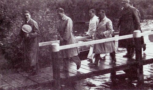 9-Bild-SK-3528-Besuch-Sportsanatorium-AH--He---Bormann-neb.JPG