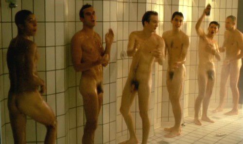 hommes nus douche
