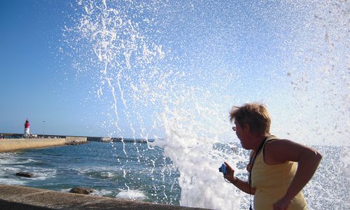 quand la vague se brise, la photographe est surprise