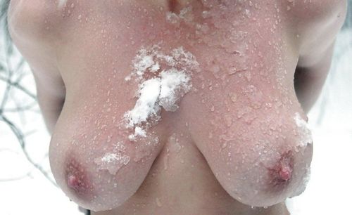 Laugmentation de la tête du membre gialouronovoj par lacide