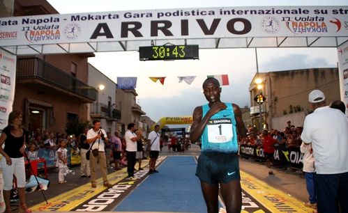 Volata napola-Mokarta 2014 (18^ ed.). A Napola domina l’Africa, con la vittoria del ruandese Simukeka. Degli Italiani, settimo e primo italiano Yuri Floriani