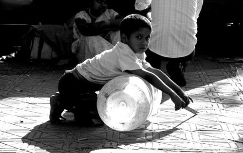 Enfant triste-au-bidon--NB-Mumbai
