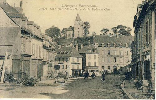 Laguiole-Place-de-la-Patte-d-Oie.jpg
