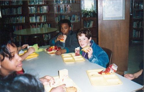 Au-self-service-de-l-ecole-americaine-avec-Luigi-Ferguson.jpg