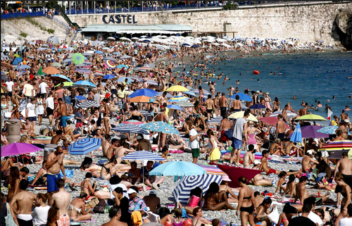 Résultat de recherche d'images pour "plage a nice en aout"