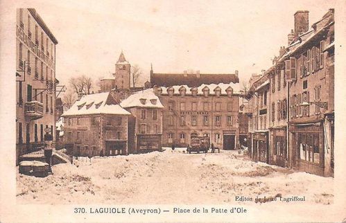 Laguiole---Place-de-la-Patte-d-oie-sous-la-neige.jpg
