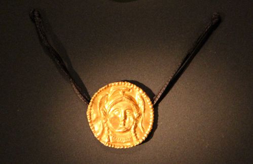 834d6a tête d'Athéna sur un pendentif en or