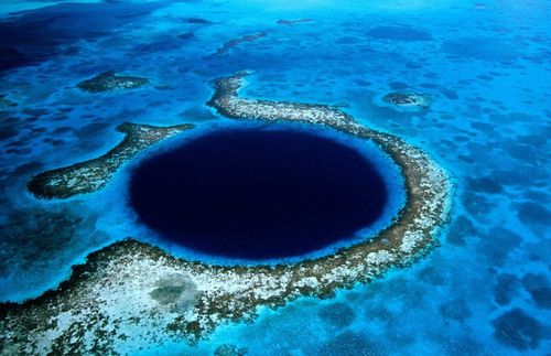 Grand-Trou-Bleu-atoll-Belize.jpg