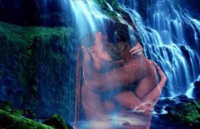 couple d'amoureux sous cascade d'eau