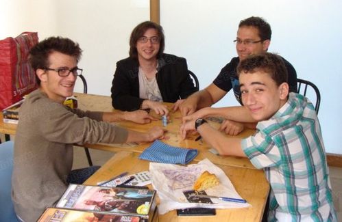 petits-et-grands-sont-invites-a-s-asseoir-autour-d-une-tabl