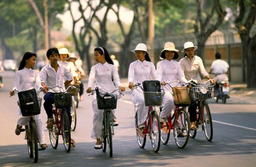 87220033-vietnam-girls-on-bike-leveles-resize800--1600x1200.jpg