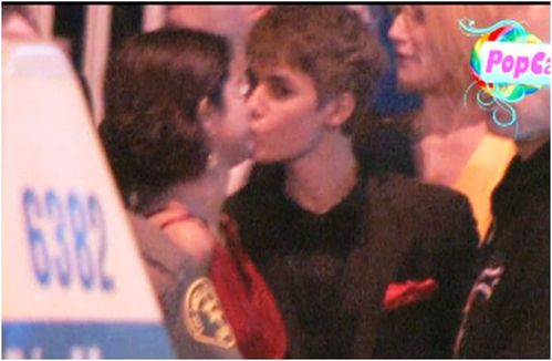 selena gomez with justin bieber kissing. selena gomez and justin bieber