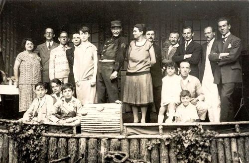 La troupe des Rigolards.Au centre Jean Roy en commis troupi