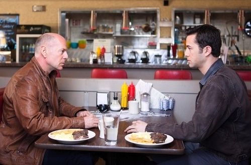 REVIEW-Looper-votre-futur-moi-s-en-souviendra_portrait_w532.jpg