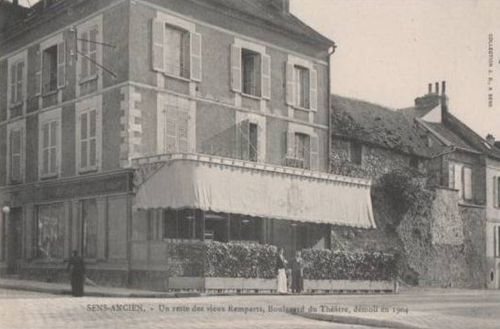 SENS et un reste des remparts