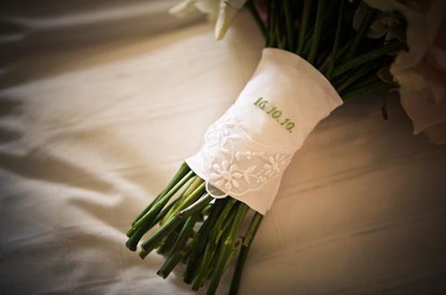 date-handkerchief-on-bridal-bouquet.jpg