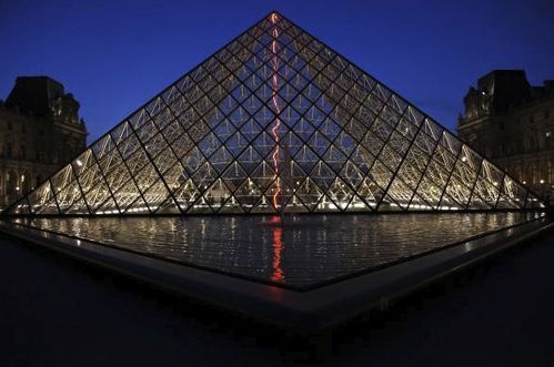 Lévêque chapiteau nuit Louvre
