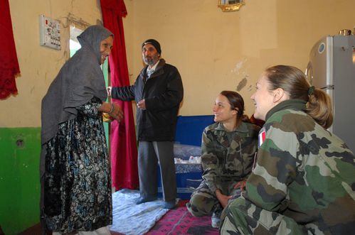 Infirmieres-francaises-dans-un-village-afghan.jpg