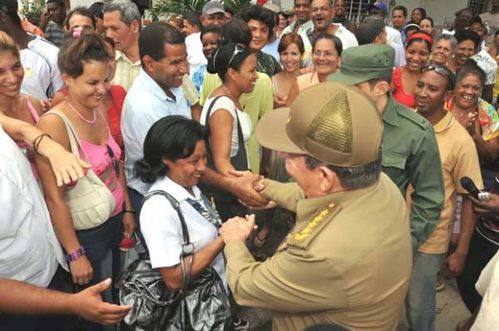raul-castro-visita-santiago-580x385.jpg