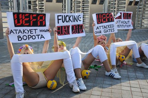 1322868183-femen-activists-protest-against-the-uefa-euro-20.jpg