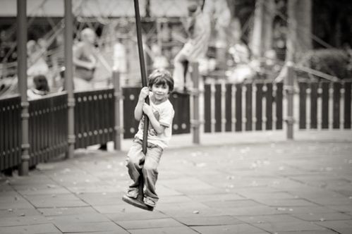 enfant-joue-tire-fesse-pied.jpg