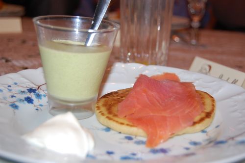 Saumon sur blinis et mousse d'asperge verte