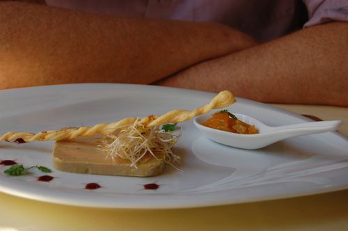 Foie gras de canard « mi-cuit » mariné au vin mœlleux, « chutney poire raisin » aux quatre épices