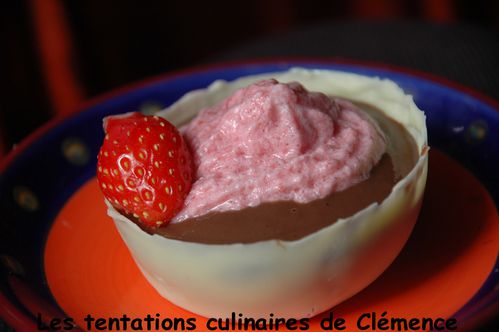 duo chocolat noir et fraise dans sa coupelle blanche