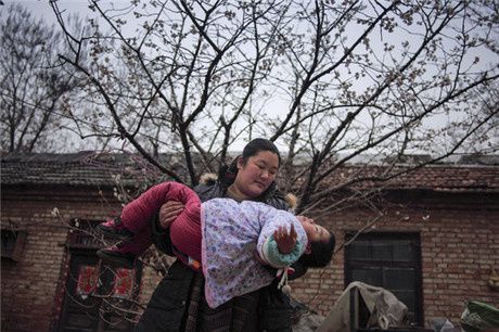 Chine-enfant-dans-les-bras.jpg